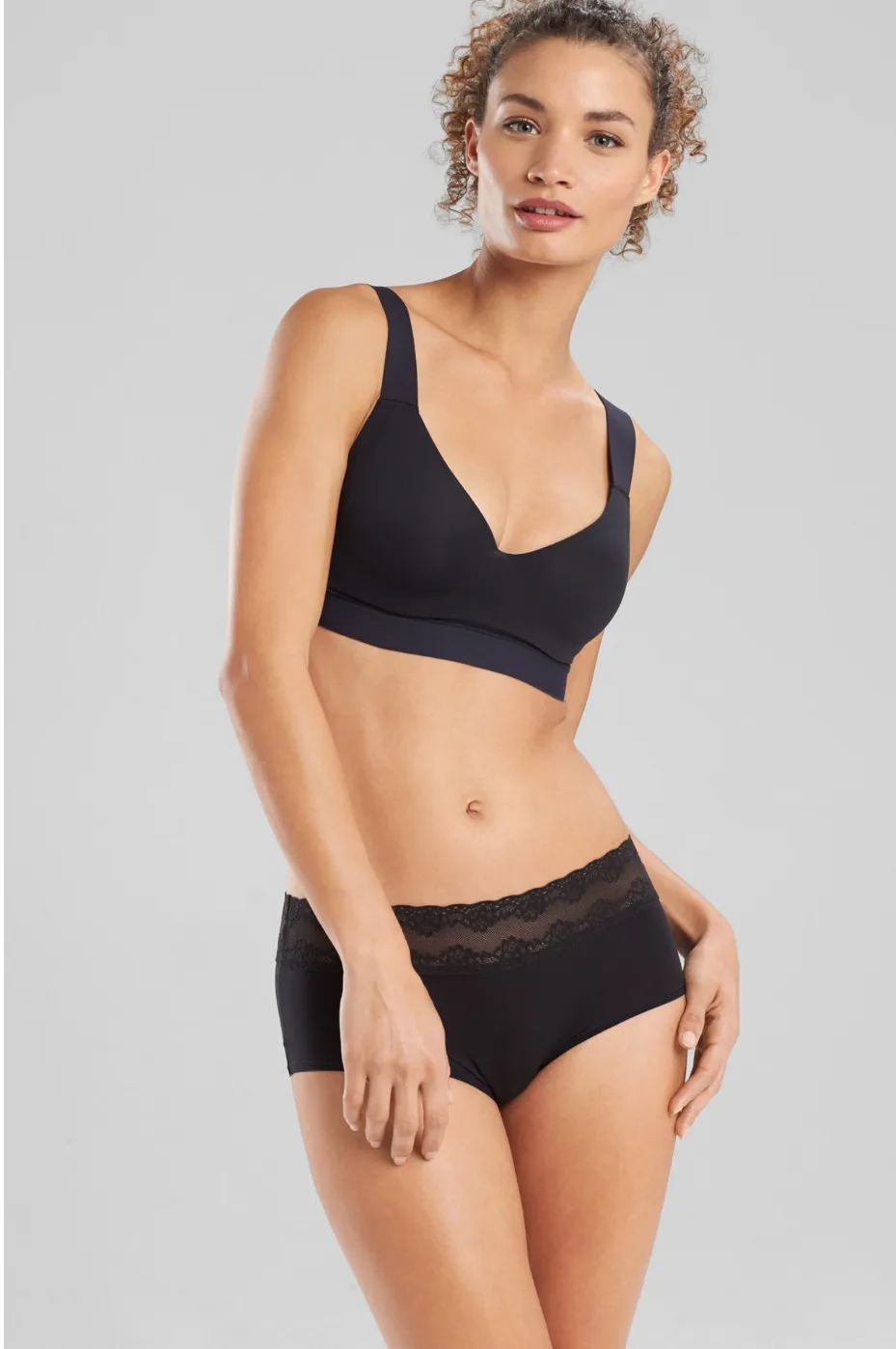 Dynamic Convertible Contour Sports Bra in Black