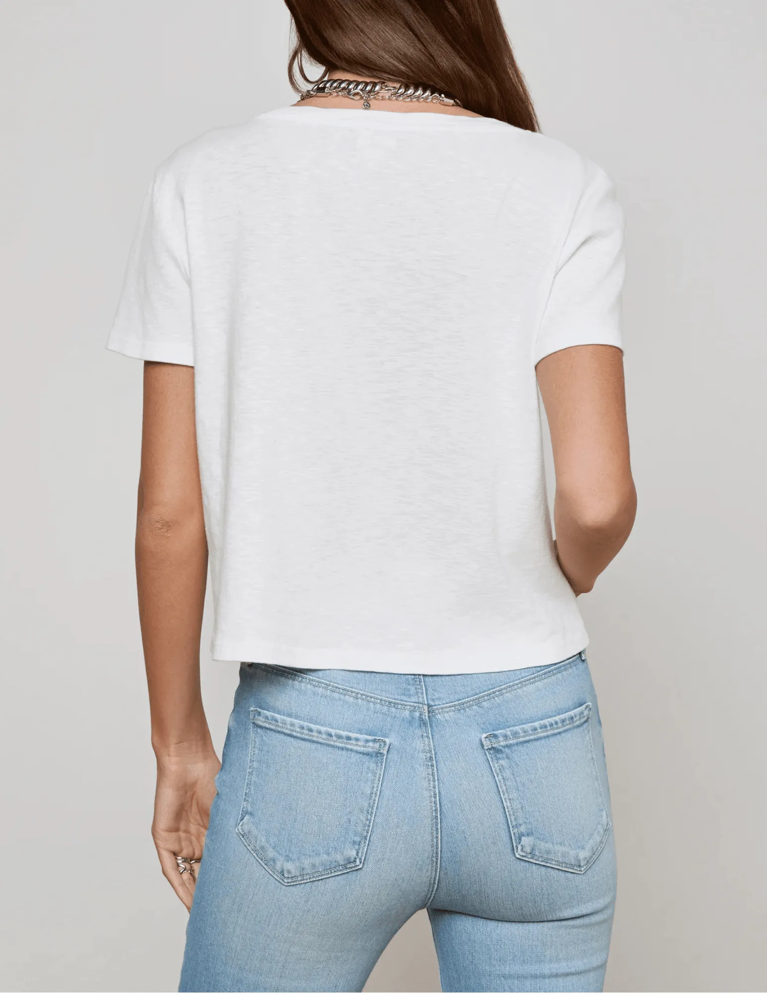 L'AGENCE Carly Short Sleeve V-Neck Tee MinimalistStitching Sporty Look