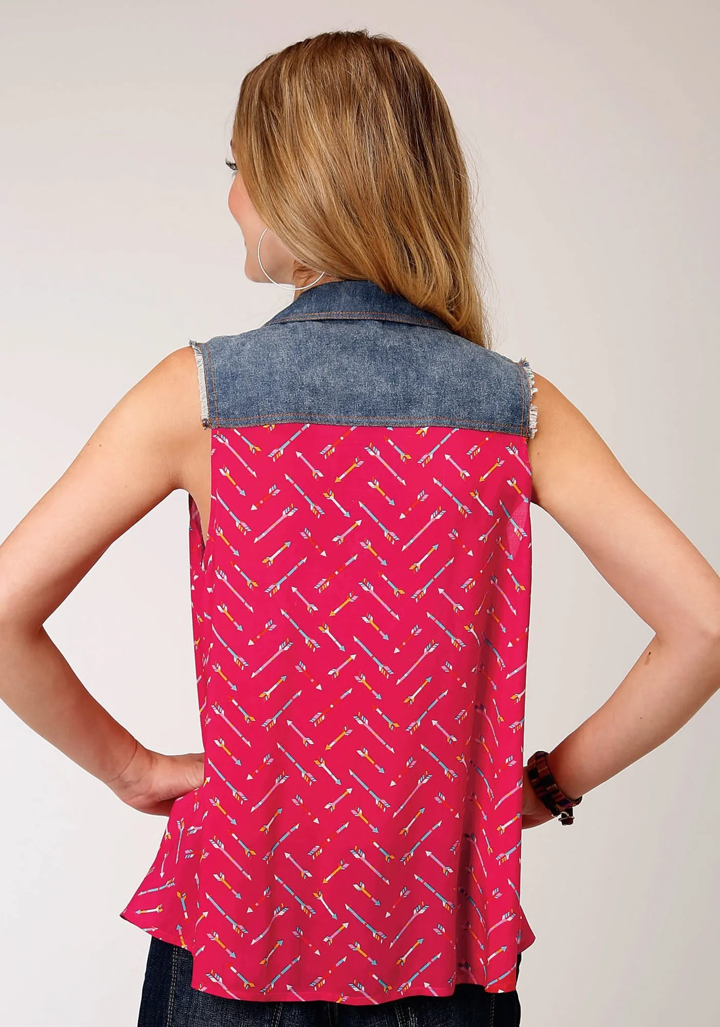 Cozy Fit Roper Womens Red/Blue Rayon/Nylon Arrow Print S/L V-Neck Blouse