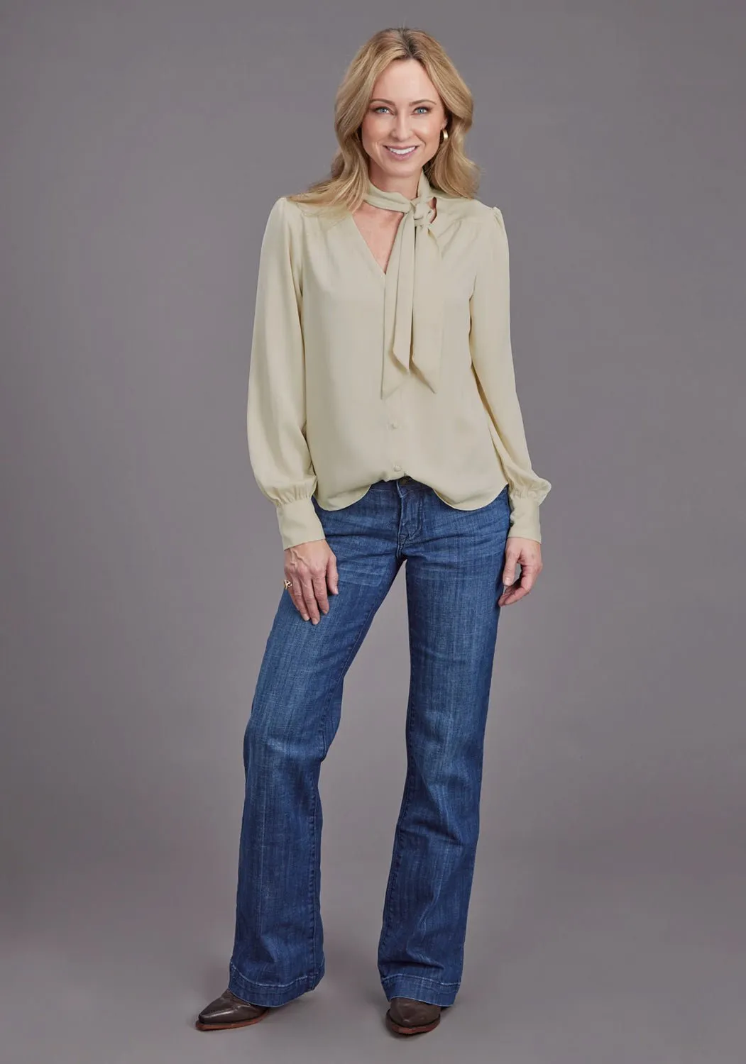 Stetson Womens Button Satin Cream 100% Polyester L/S Blouse Flexible Shoulder Construction