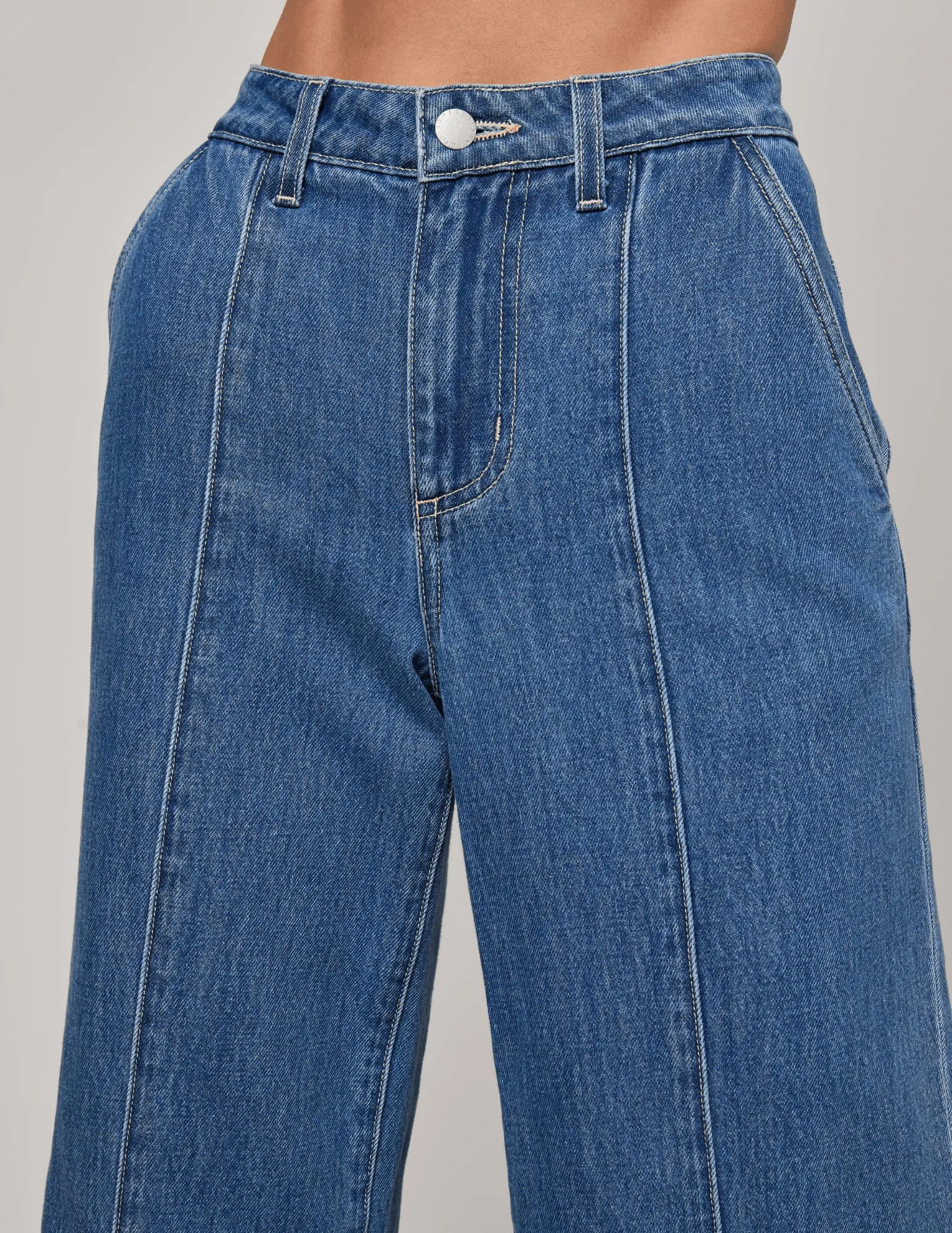 L'AGENCE Zara High Rise Rodeo Jeans in Memphis Loose Textured Travel Outfit