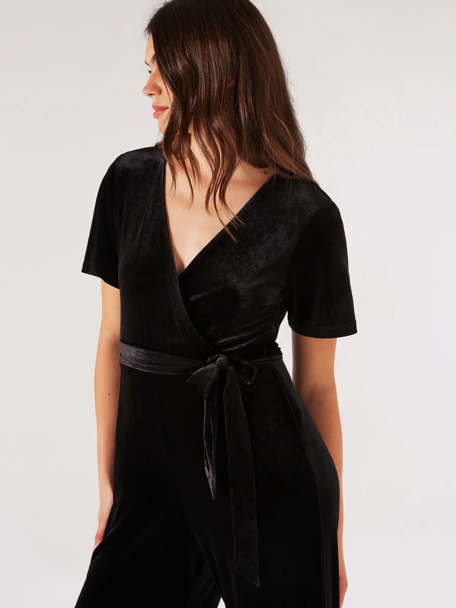 Calm Fit Formal Style Flutter Sleeve Velvet Jumpsuit in Black
